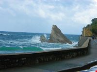 faraglione nel oceano biarritz