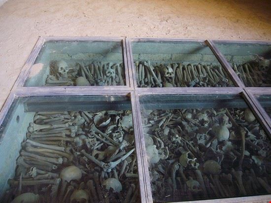 Cimitero delle Fontanelle Napoli Lalupa - Creative Commons Lalupa