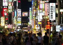 La vitta notturna di Tokyo