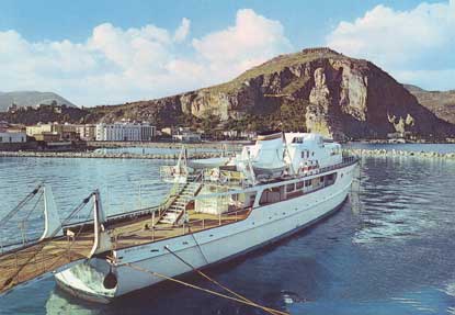 Motonave per le Isole e sullo sfondo Monte Giove