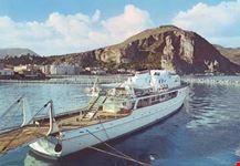 Motonave per le Isole e sullo sfondo Monte Giove