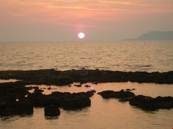  Acciaroli è il luogo ideale dove poter ammirare uno dei tramonti più belli e suggestivi che conosco...ti da sempre una forte emozione vedere il sole che si immerge in acqua, creando delle sfumature arancio rosa eccezionali...da favola!!!!  