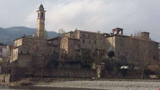 Travo (PC) Il Borgo antico di Travo con la Pieve di S. Antonino e il Castello Anguissola visti dal greto del Fiume Trebbia  
