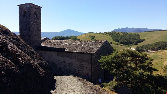 La chiesetta di S. ANNA sulla Pietra Perduca (TRAVO - PC) Il bellissimo Oratorio di S. ANNA sulla pietra Perduca  
