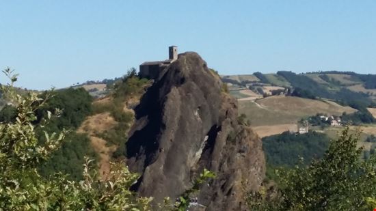 La PIETRA PERDUCA con la Chiesetta di S.ANNA Pietra Perduca (ofiolite)con Oratorio di S.Anna uno dei posti incantati del Comune di Travo (PC)  