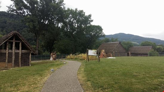 VILLAGGIO NEOLITICO di TRAVO (PC) nel Parco Archeologico di Travo sono state realizzate della capanne e ricostruito il Villaggio Neolitico  