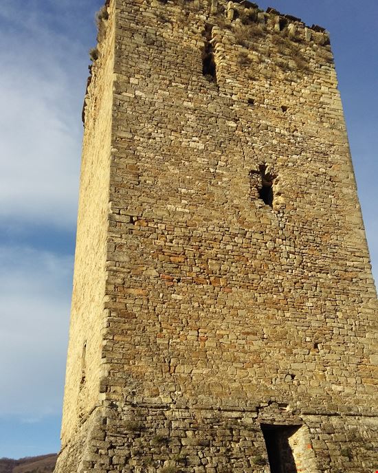 Torrione di Bobbiano  Nella Valle di Bobbiano si erge  il borgo della Chiesa di  Bobbiano con il Maestoso Torrione  