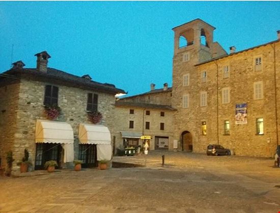 Il Castello Anguissola La Torre del Castello Anguissola e la bella Piazza Trento  