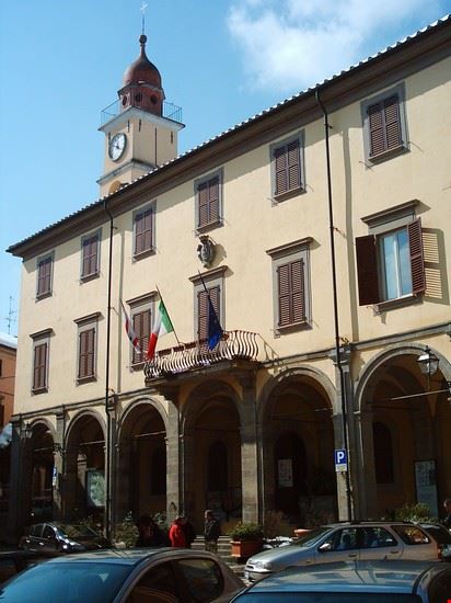  Sede della Municipalità Cittadina include anche L'Archivio Storico  con importanti Documentazioni sulla appartenenza Medicea, della Battaglia delle Scalelle, sul Poeta Dino Campana anche se poi è funzionante nelle immediate adiacenze Il Centro Studi Campaniani  