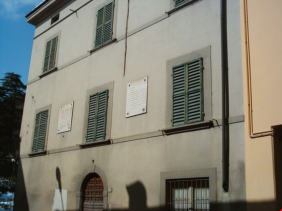  Poeta Dino Campana CANTI ORFICI.. L’acqua volge con tonfi chiari e profondi lasciando l’alto scenario pastorale di grandi alberi e colline..
Ecco le rocce, strati su strati, monumenti di tenacia solitaria che consolano il cuore degli uomini. E dolce mi è sembrato il mio destino fuggitivo ..
  