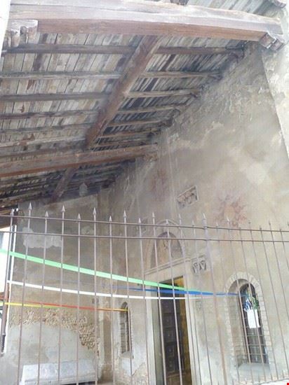 Chiesa Sant'Andrea veduta portichetto con affreschi sulla parete  