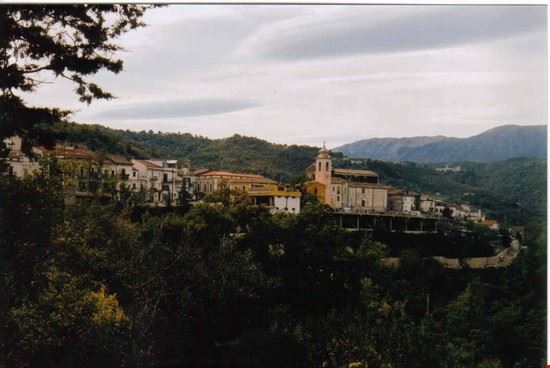 Lettomanoppello è il paese della "lavorazione della pietra della Majella" E' un luogo adatto al vivere bene, allo stare in contatto con la natura, al sentire l'amima del passato all'orquando il frate Pietro dal Morrone poi divenuto Papa, solea sostare presso la sorgente chiamata "Fonte del Papa" ed ivi ristorarsi e pregare- Esso ha un popolo cordiale e gentile (come tutti i popoli Abruzzesi) amanti della propria terra, quella terra però che negli anni '50 molti suoi figli hanno dovuto lasciare per emigrare in Belgio per trovare fortuna trovandovi invece la morte (chi legge tenga presente la "Catastrofe di Marcinelle"-  