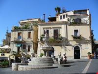 La fontana in Piazza Duomo a Taormina