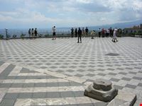 La terrazza panoramica di Piazza IX Aprile
