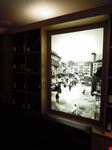 interno con foto d'epoca
