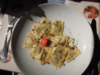ravioli con ripieno di carne di cervo e salsa tartufata