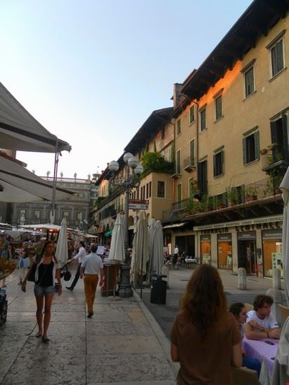 Piazza delle Erbe  in cetro di verona scopriamo una delle piazze più belle del mondo  