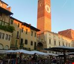 la torre piazza delle erbe verona la torre piazza delle erbe verona