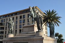 Place de Gaulle - Statua di Napoleone e i suoi fratelli