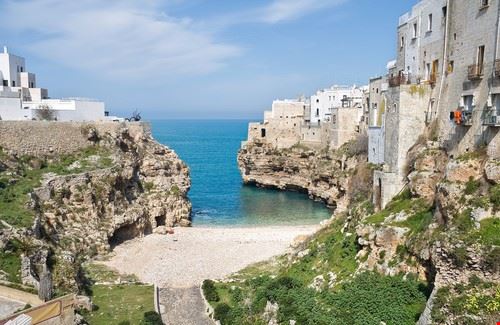 Alberobello, Castellana Grotte e Polignano a mare Bari Mi.Ti. - www.shutterstock.com Mi.Ti.