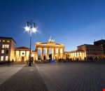 la porta di brandeburgo e gli edifici circostanti berlino la porta di brandeburgo e gli edifici circostanti berlino