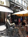 Statua  in bornzo di Fernando Pessoa all'esterno l'antica caffetteria Brasileira