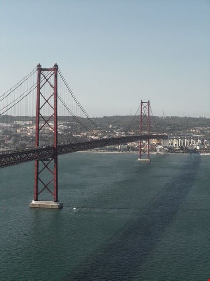 Ponte 25 de Abril Vista del Ponte dalla terrazza panoramica del Cristo Rei.
Il ponte fu costruito nel 1966.  