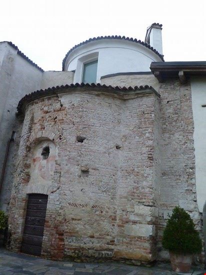  l'entrata con la chiesa di santa maria del carmine  