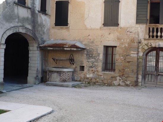 cortile nei pressi del vescovado questo interno con lavatoio  