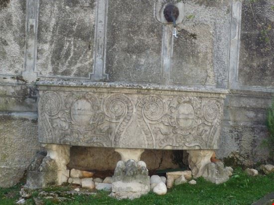 lavatoio l'interno di un cortile con un bel lavatoio  