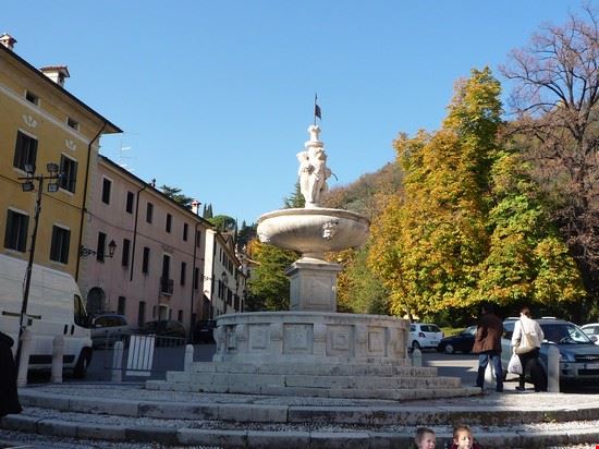 fontana la fontana posta al centro della piazza di ceneda  