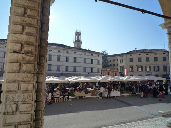  il mercato dell'artigianato con al fondo il seminario  