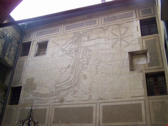  Mappa della città di Lubiana calcata sul muro  