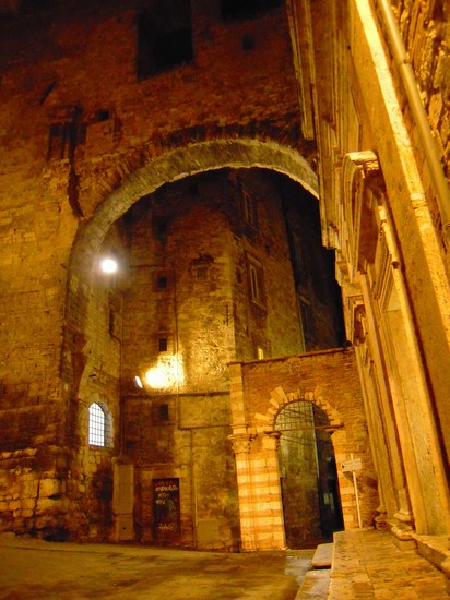 Via della Maestà delle Volte