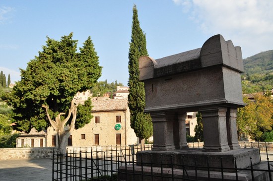 Tomba del Petrarca