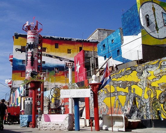 Sculture e murale lungo Callejon de Hamel