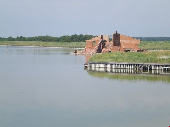 Valli rudere di casa abbandonata nelle valli di comacchio  