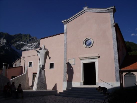  chiesa parrocchiale e monumento al cavatore  