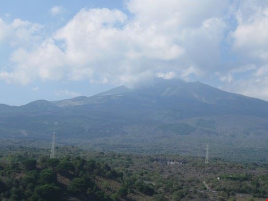 Escursioni sull'Etna  - Il magnifico vulcano Etna, visto dai "monti rossi" nel comune di Nicolosi (Ct).