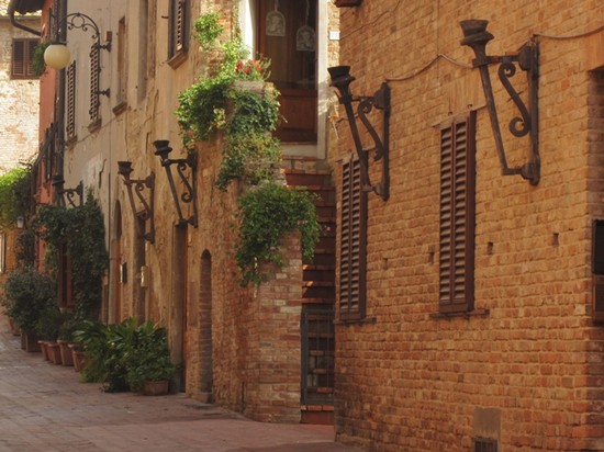 Un borgo toscano di mattoni rossi
