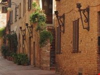 Un borgo toscano di mattoni rossi