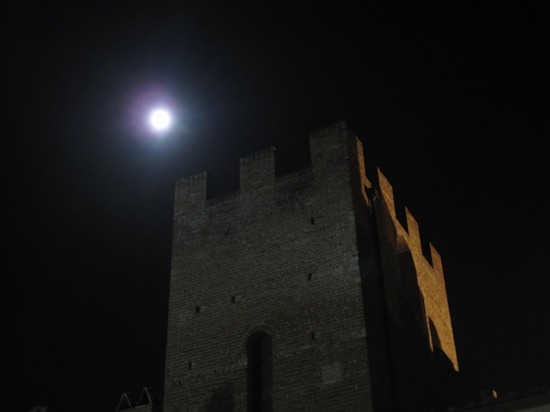 Luna piena a Certaldo Alto (FI), Toscana