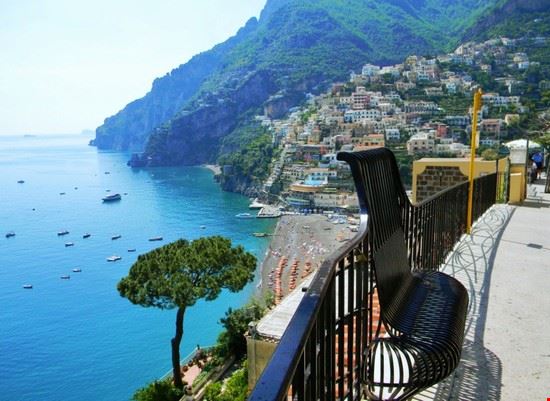 Escursioni nella Costiera Amalfitana - Positano, frazione Sponda. Inizio strada che porta ai bazar e al mare.