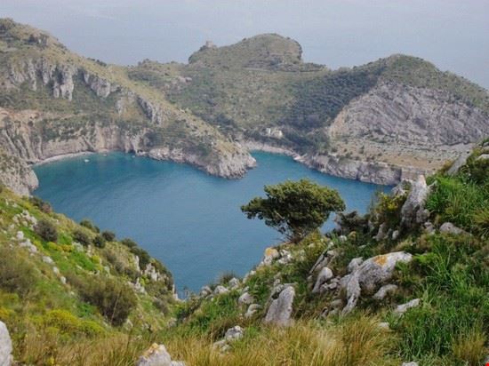 Baia di Ieranto  - Un cuore d'amare. Itinerario trekking da Monte San Costanzo a Punta Campanella.