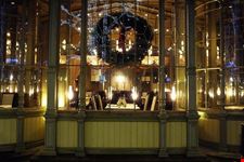 Il ristorante Kappeli visto attraverso la sua suggestiva vetrata