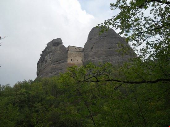  Il castello visto dalla strada che costeggia il torrente Vobbia  