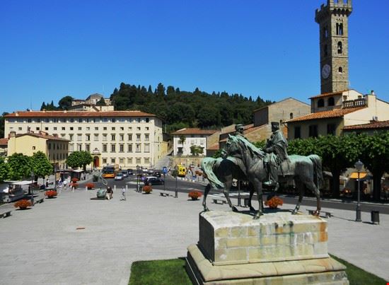  La Piazza è Situata nel Foro dell'antica Fesulae, ha una forma irregolare, a doppio trapezio, e vi si affacciano sia i simboli del potere religioso che temporale.  