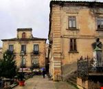 piazza Filottete, a sinistra il secentesco palazzo Vallone, già Filomarino piazza Filottete, a sinistra il secentesco palazzo Vallone, già Filomarino