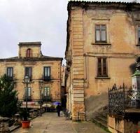 piazza Filottete, a sinistra il secentesco palazzo Vallone, già Filomarino piazza Filottete, a sinistra il secentesco palazzo Vallone, già Filomarino