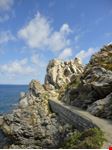 Sentiero sul promontorio sopra la spiaggia della Rena Bianca